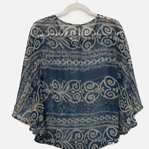 Willow & Clay Blue Cream Asymmetrical Blouse - Picture 2 of 5